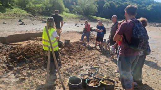 Naleziště na dně Dalešické přehrady ukázali archeologové zájemcům