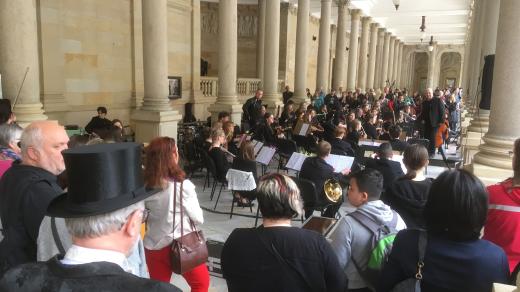 ZUŠ Open: Big band Šmeralka, Symfonický orchestr ZŠ a ZUŠ Karlovy Vary a Karlovarský symfonický orchestr na karlovarské Mlýnské kolonádě