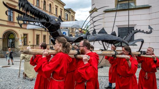 Snesení šestimetrového kovového draka ze Staré radnice na Krakonošově náměstí v Trutnově. Draka čeká čtrnáctidenní pouť do Brna