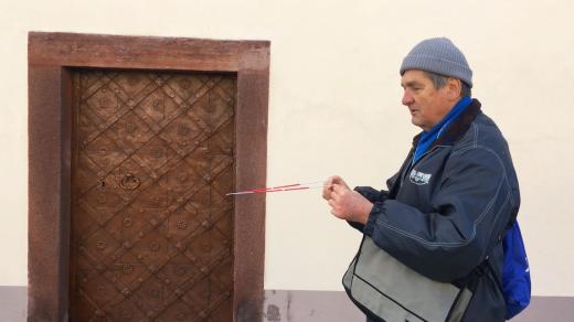 Jaroslav Faltys u bočního vchodu do kostela sv. Vavřince v Náchodě v virgulemi