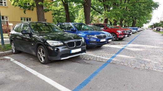 Stále víc měst na Vysočině omezuje bezplatné parkování v centrech