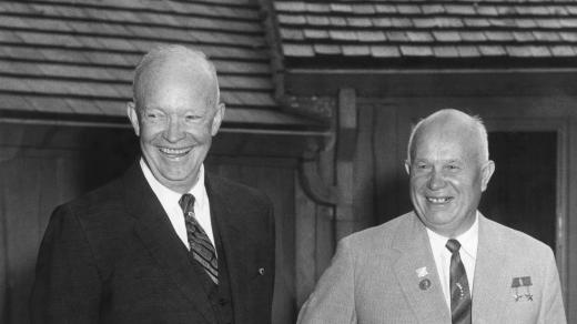 Zleva americký prezident Dwight Eisenhower a první tajemník Komunistické strany Sovětského svazu Nikita Sergejevič Chruščov v roce 1959