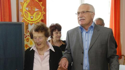 Václav Klaus se svojí maminkou Marií Klausovou