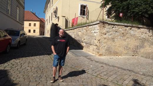 Daniel Černý se pustil do opravy žatecké synagogy a rabinátu, před kterým stojí