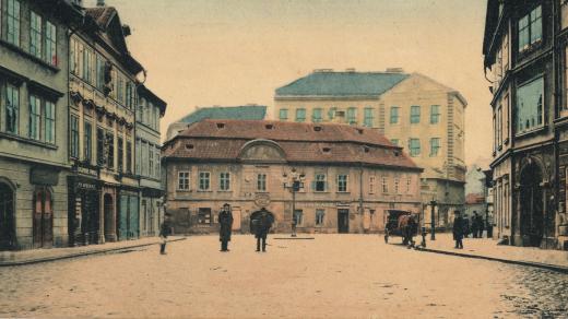 Betlémské náměstí, pohled směrem západním. Uprostřed rozložitý dům U Halánků, čp. 269, bývalý pivovar se sladovnou, který v roce 1826 přešel do majetku rodiny Náprstkových