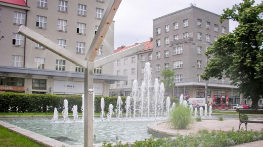 Hradec Králové zvýšil počet vodních osvěžení v ulicích. K mlžným branám přibyla krychle a stromy