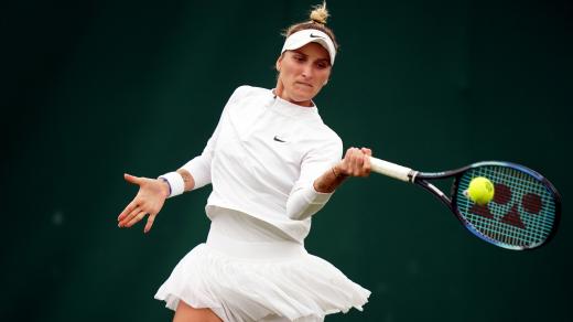 Tenistka Markéta Vondroušová během zápasu ve Wimbledonu