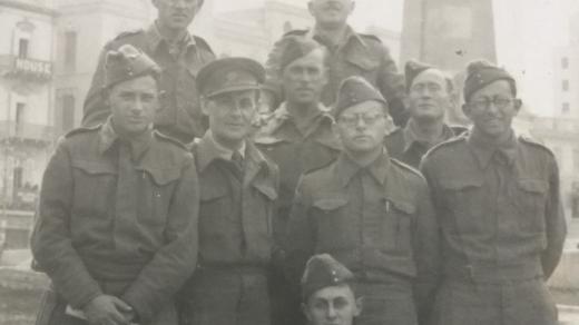 Bernard Papánek se spolubojovníky od Tobruku při přesunu do Velké Británie (únor 1943)