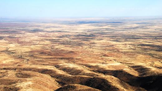 Z vrcholu sopky Brukkaros se vám otevřou nedozírné polopouštní pláně jižní Namibie