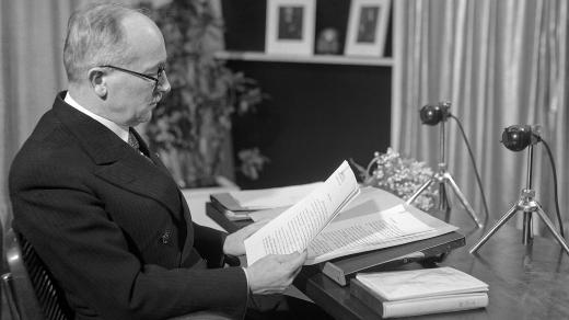 Edvard Beneš v rozhlasovém studiu (24. 12. 1937).jpg