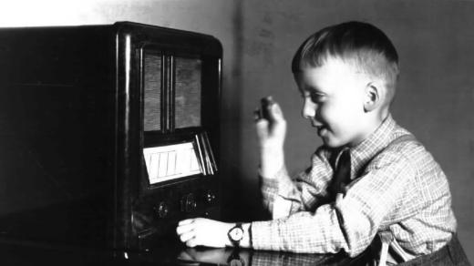 (Ilustrační foto) Chlapec u přijímače 1939