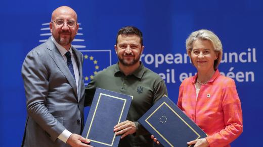 Předseda Evropské rady Charles Michel, ukrajinský prezident Volodymyr Zelenskyj a předsedkyně Evropské komise Ursula von der Leyenová podepsali bezpečnostní dohodu mezi EU a Ukrajinou