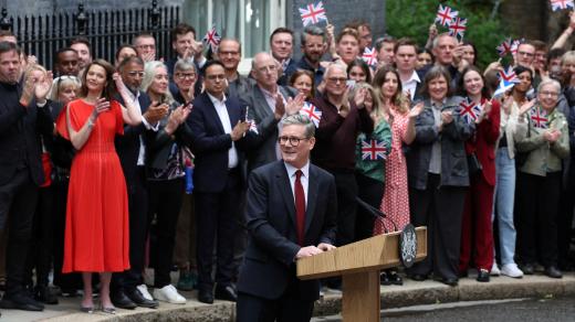 Keir Starmer při prvním vystoupení ve funkci premiéra na Downing Street