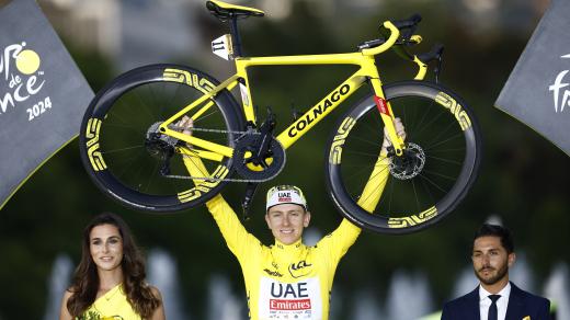 Tadej Pogačar slaví triumf na Tour de France