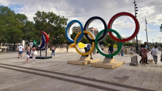Olympijské kruhy na pařížském náměstí Bastille