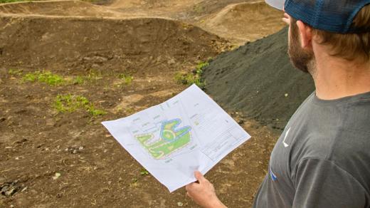 Místostarosta Rokytnice na Jizerou Bronislav Patočka (Piráti) představuje stavbu pumptracku