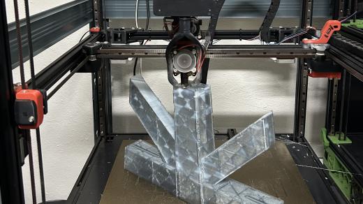 3D tisk dílů plastové repliky Eiffelovy věže