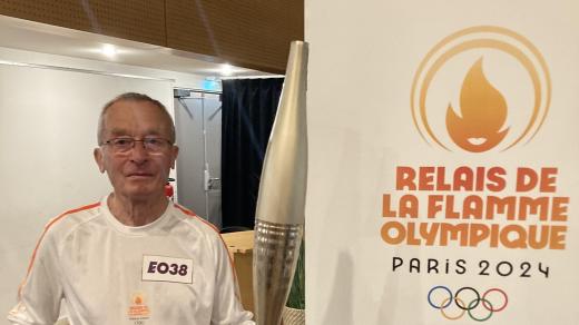 Čtyřiaosmdesátiletý důchodce Jean-Claude Gauvin s olympijskou pochodní