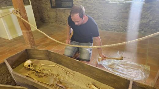 Komnatu života a smrti v Třebíči sestavili archeologové z originálů svých nálezů