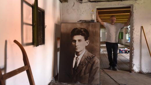 Nová stálá expozice Galerie Kafka v Siřemi na Žatecku se zaměřuje na pobyty spisovatele Franze Kafky mimo Prahu. Na snímku z 18. srpna je fotograf Jan Jindra ve vstupní části vznikající galerie