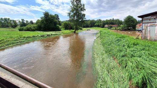 Rozvodněný Todeňský potok v Nežeticích u Trhových Svinů na Českobudějovicku