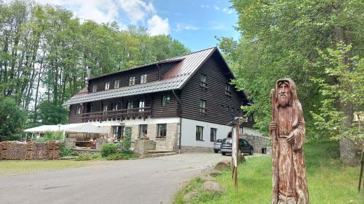 Na vrcholu Křemešníku objevíte kostel, zámeček, rozhlednu, hotel a také sochu poustevníka