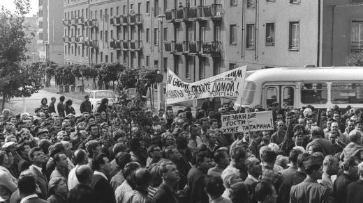 Manifestační průvod pracovníků Uranových dolů Příbram ze šachty č. 16 ulicemi města k budově Generálního ředitelství ČSUP. Na protest proti okupaci Československa zahájili 22. 8. 1968 stávku a odmítli dodávat uranovou rudu do SSSR