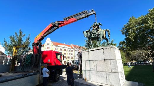 Demontáž jezdecké sochy Jana Žižky z podstavce na křižovatce Žižkovy třídy a Novohradské ulice v Českých Budějovicích