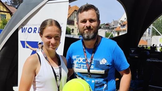 Tenistka Sára Oliveriusová s otcem Michalem na turnaji Svijany open 2024