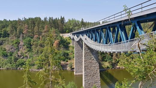 Cyklistům a pěším začala oficiálně sloužit nová lávka přes přehradu Hracholusky. Lávka je upevněna na nově opraveném železničním mostu u Pňovan a stejně jako most propojuje severním Plzeňsko a Tachovsko