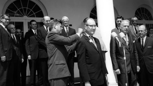 Astronom Fred Whipple přebírá ocenění od prezidenta Kennedyho (snímek z roku 1963)