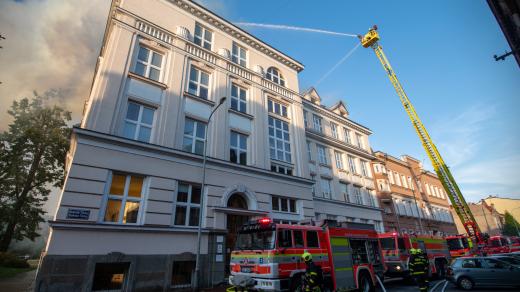 Hasiči u požáru střechy obchodní akademie v Českém Těšíně