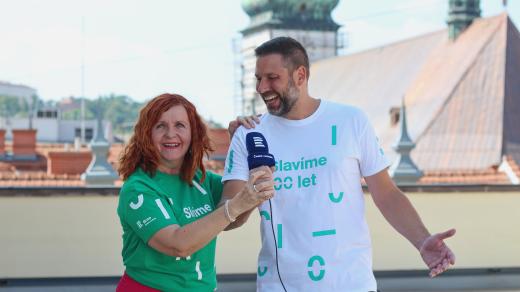 Jarka Vykoupilová a Zdeněk Truhlář na střeše budovy Českého rozhlasu Brno