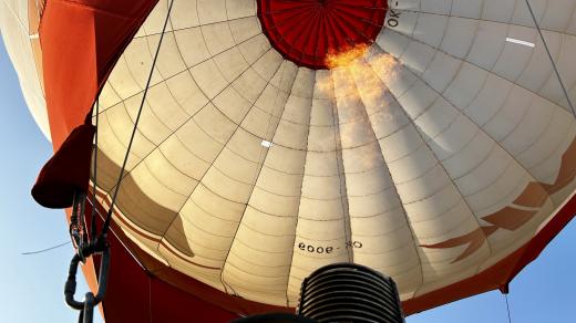 Horkovzdušné balony zaplnily nebe nad vodní nádrží Rozkoš