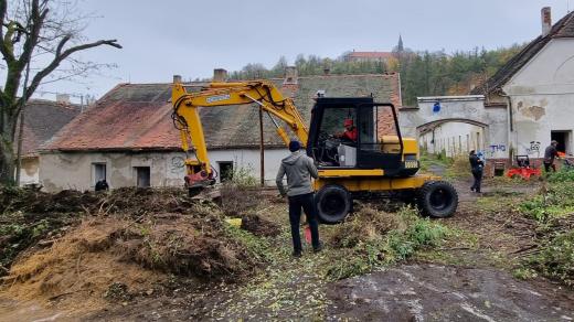 Šternberský dvůr pod Zelenou Horou zachraňují dobrovolníci