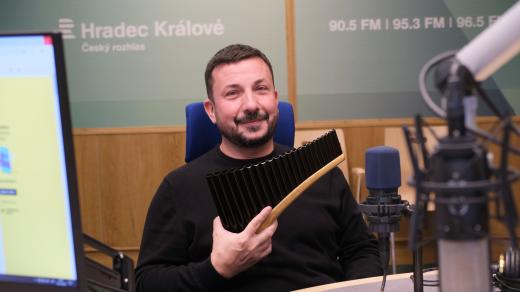 Petr Tomeček ve studiu Českého rozhlasu Hradec Králové