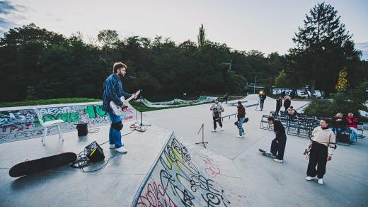 Divadlo Feste uvedlo premiéru inscenace Sametový holub režisérů Jiřího Honzírka a Adama Mašury, 29. září 2024, Skatepark Mendlák, Brno. Zleva na snímku herec Adam Mašura