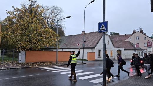 Třebíč hledá pomoc mezi obyvateli, kteří by ráno asistovali dětem na přechodech, ale na výzvu zatím nikdo nereagoval