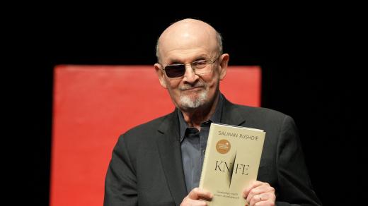 Spisovatel Salman Rushdie vydal knížku s názvem Knife, Nůž