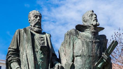 Tycho Brahe a Johannes Kepler na sousoší v Praze