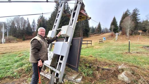 Lyžařský areál v Českých Žlebech na Šumavě před sezonou, na snímku Petr Klazar