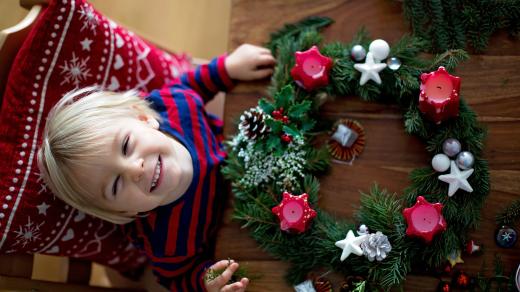 Při výrobě adventního věnce se zabaví každý