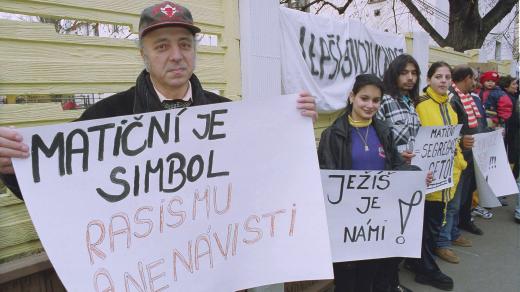 Na 70 lidí z řady měst se sešlo v Matiční ulici v Ústí nad Labem na předem avizované demonstraci k výročí 17. listopadu a proti zdi