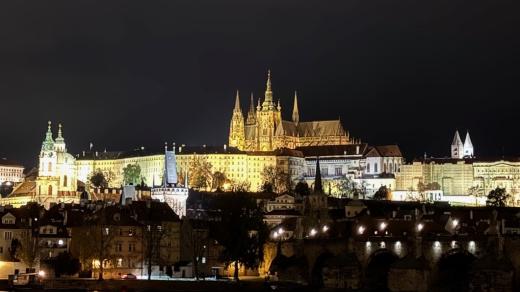 Plně osvětlené panorama Hradčan