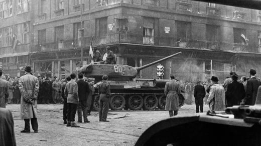 Tanky v centru Budapešti během maďarské revoluce v roce 1956