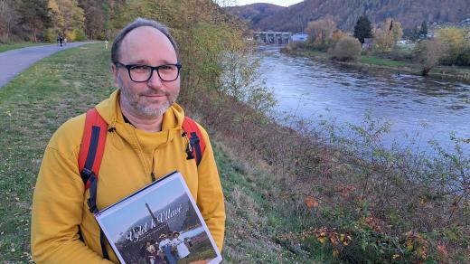 Vojtěch Pavelčík s knihou Výlet k Vltavě do Svatojánských proudů