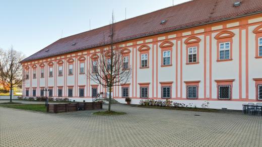 Barokní zámek postavili v roce 1712 brněnští augustiniáni od sv. Tomáše jako své letní sídlo