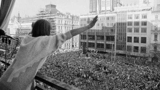 Marta Kubišová vystoupila během manifestace na Václavském náměstí, která proběhla 10. prosince 1989 u příležitosti Dne lidských práv