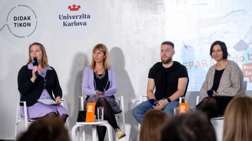 Hosté debaty podcastu Reparát (zprava) Zuzana Šalamounová, Daniel Pražák a Pavlína Moravcová s moderátorkou Danielou Vrbovou