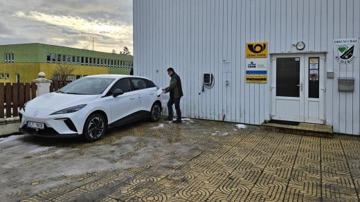 Rudíkov vyrobenou elektřinu sdílí mezi obecními budovami a dobíjí s ní i služební auto